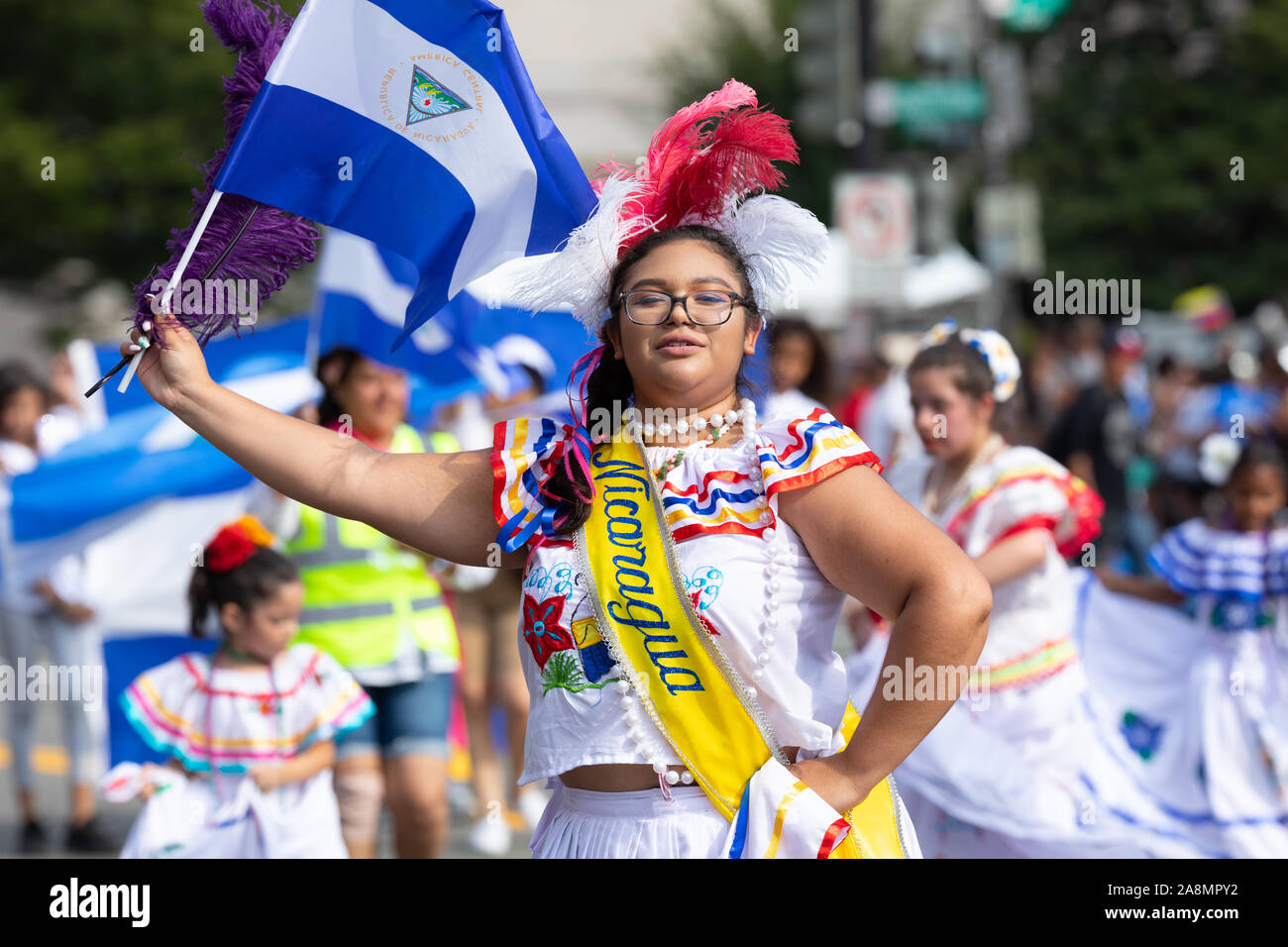 Washington DC, USA - 21. September 2019: Die Fiesta DC, nicaraguanischen Frau in traditioneller Kleidung Trencilla, winken der Nicaraguanischen Fahne an der Gleichheit Stockfoto