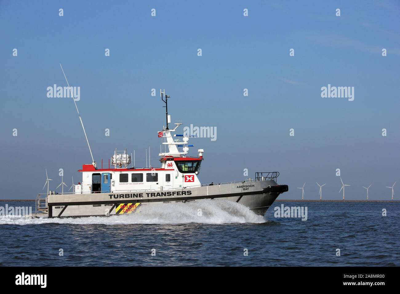 Turbine überträgt Schiff "abersoch Bay" segeln in Richtung der Offshore-windpark Burbo Bank Stockfoto