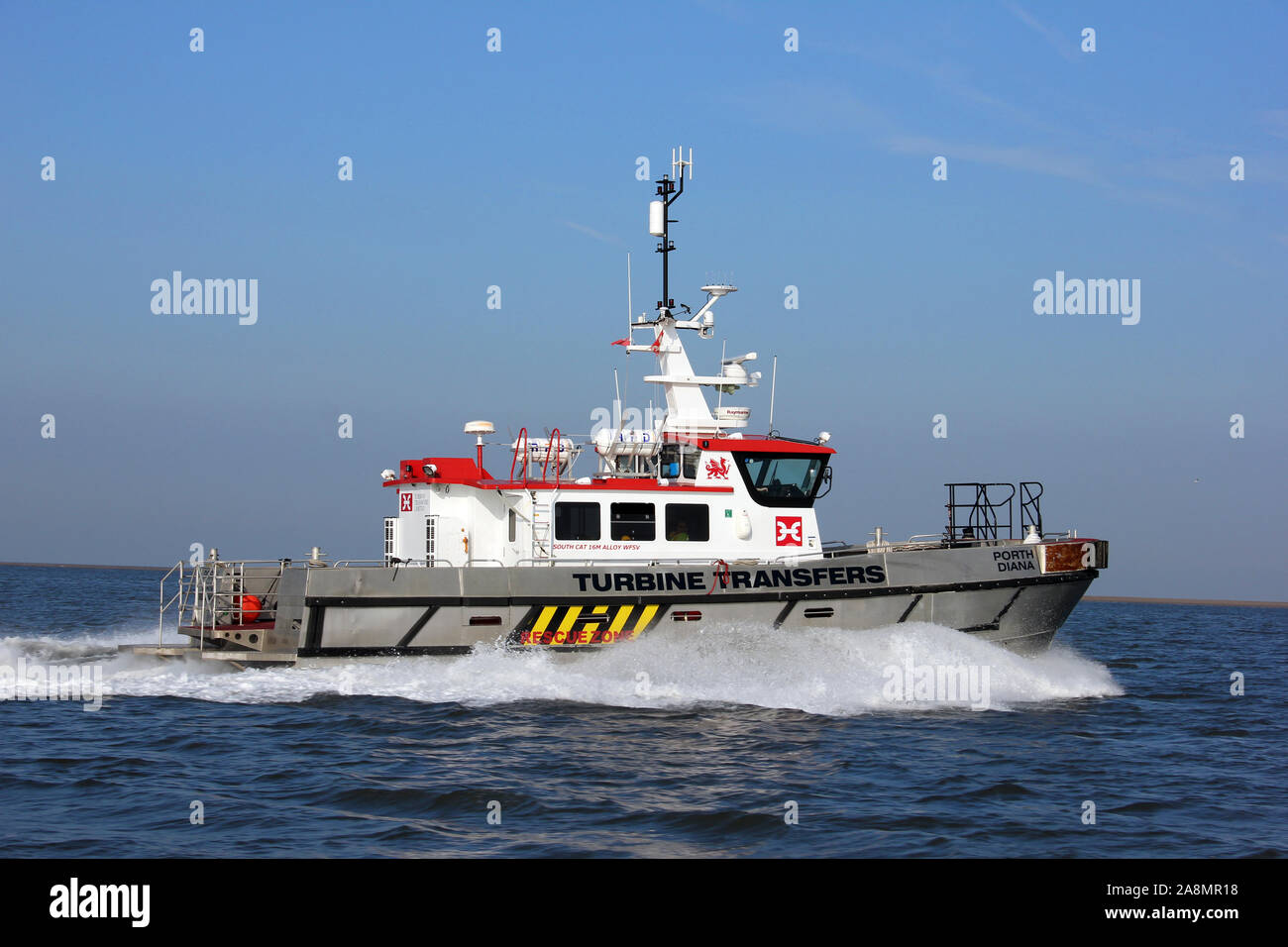 Turbine überträgt Schiff "Porth Diana' segeln in Richtung der Offshore-windpark Burbo Bank Stockfoto
