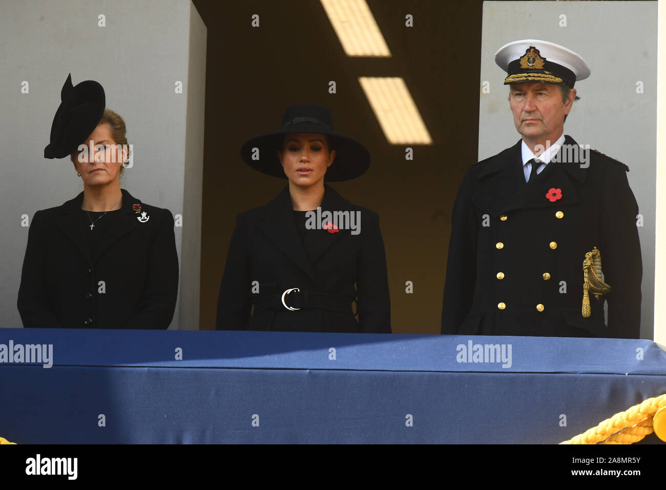 (Von links nach rechts) die Gräfin von Wessex, die Herzogin von Sussex und Vice Admiral Sir Timothy Laurence während der Erinnerung Sonntag Service am Ehrenmal Gedenkstätte in Whitehall, London. Stockfoto