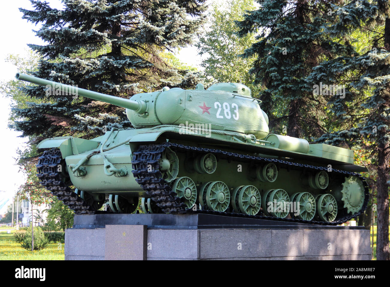 Sowjetischen schweren Panzer während des Zweiten Weltkrieges KV-85 (Objekt 239) 1943, auf der auf einem Podest auf der Website des vorderen Verteidigungslinie der Stadt Leningrad Stockfoto