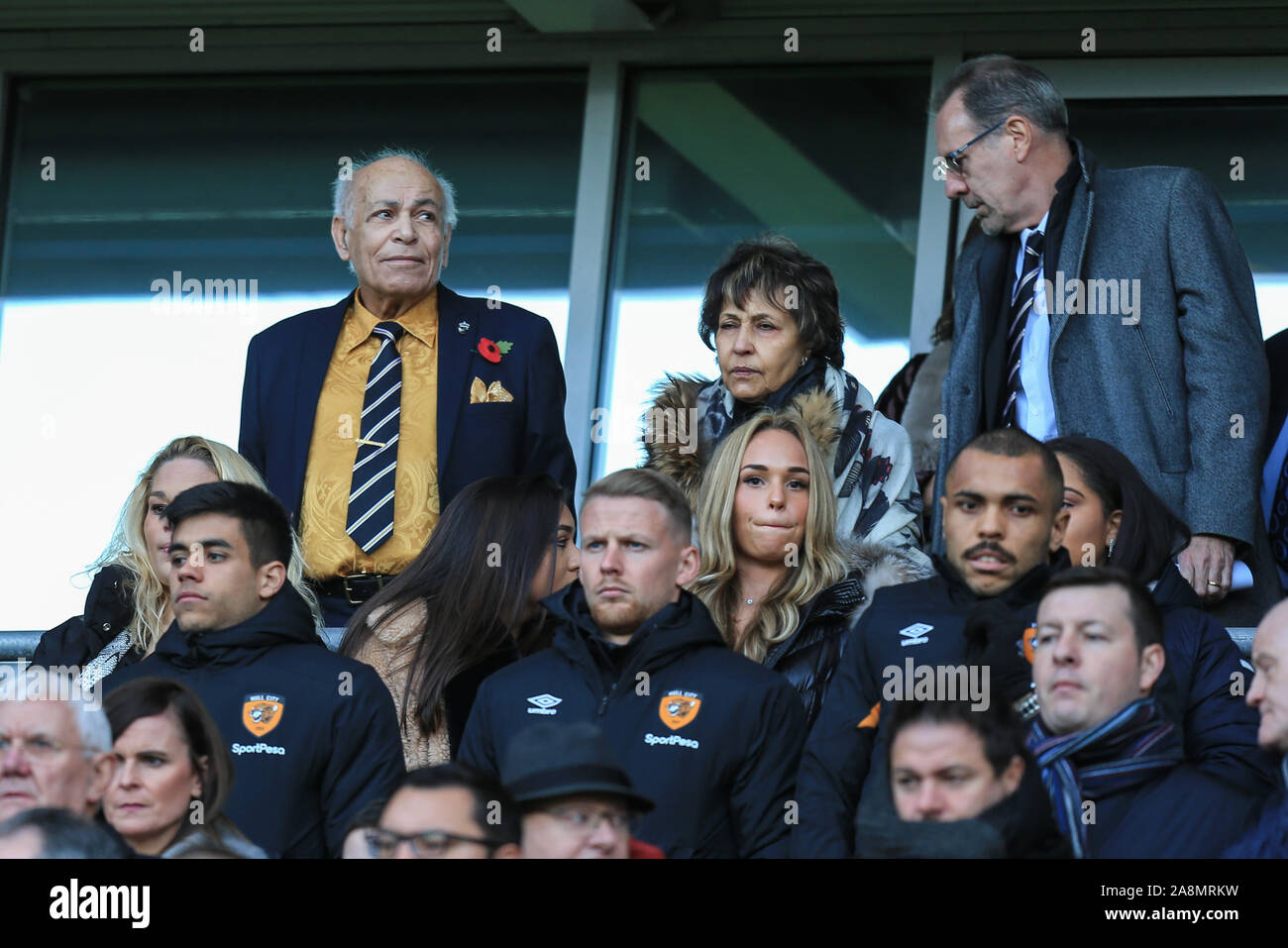 9. November 2019, KC Stadium, Kingston upon Hull, England; Sky Bet Meisterschaft, Hull City v West Bromwich Albion: Hull City Eigentümer Assam Allam macht eine Rückkehr zum kcom Stadion nach einer langen Weg von der Teilnahme an den Heimspielen Credit: David Grieben/News Bilder Stockfoto