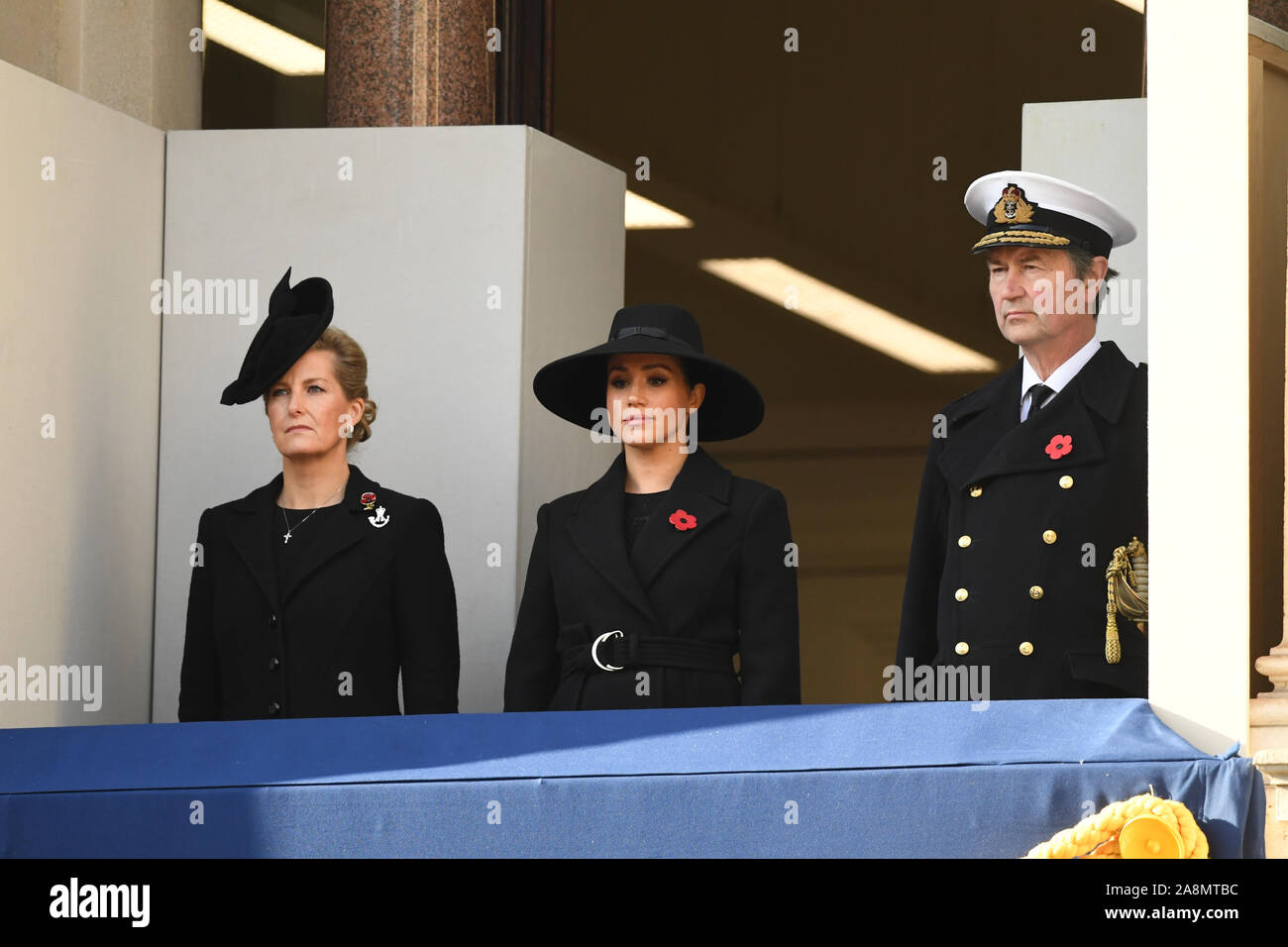 (Von links nach rechts) die Gräfin von Wessex, die Herzogin von Sussex und Vice Admiral Sir Timothy Laurence während der Erinnerung Sonntag Service am Ehrenmal Gedenkstätte in Whitehall, London. Stockfoto