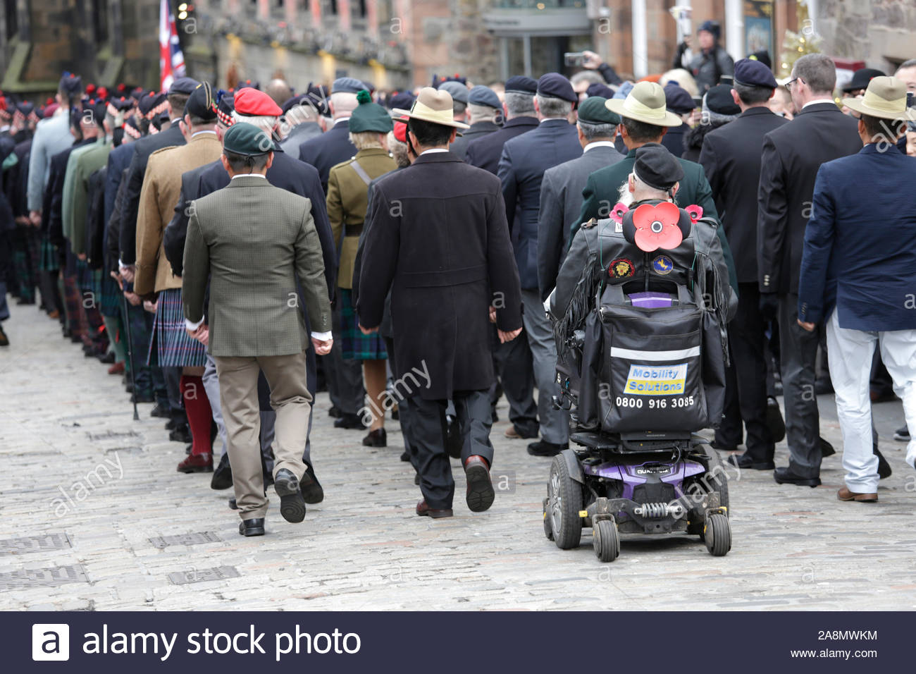 Edinburgh, Schottland, Großbritannien. 10. November 2019. Tag der Erinnerung. Eine Datenerhebung, die auf der Castle Esplanade von ehemaligen Soldaten, Veteranen und Rohre und Trommeln, macht sich auf den Weg nach unten marschieren die Royal Mile, Mit einer Kranzniederlegung im Stein der Erinnerung außerhalb der Stadt in der Kammern. Dies wird von einem Service in St Giles' Cathedral befolgt werden. Quelle: Craig Brown/Alamy leben Nachrichten Stockfoto