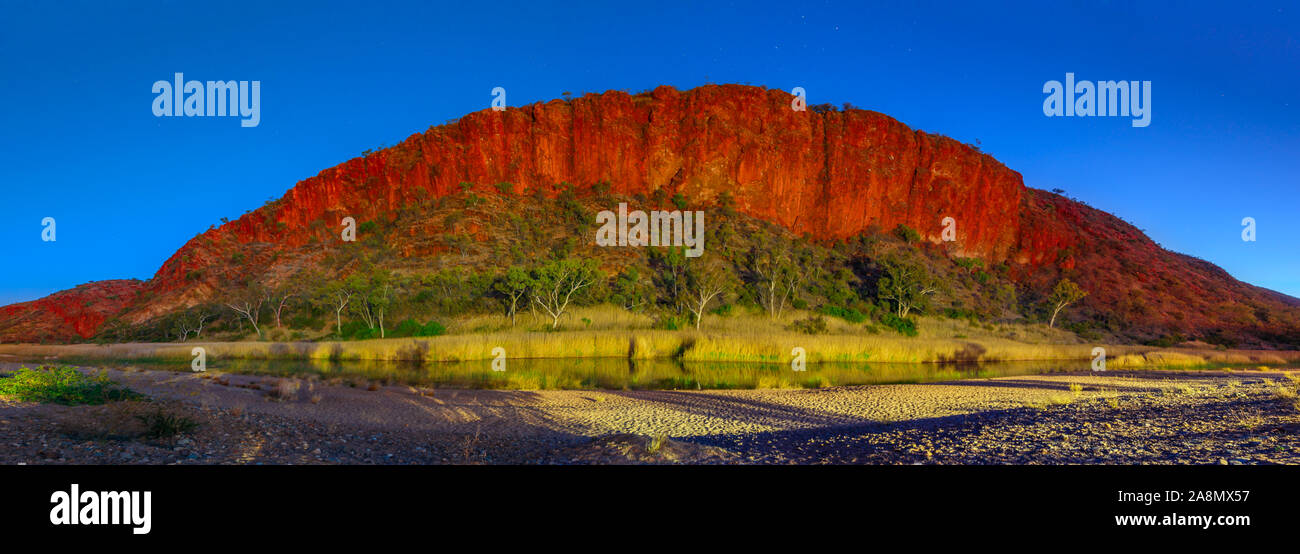 Panorama der Glen Helen Schlucht am Abend mit permanenten Wasserloch Finke River. Tjoritja - West MacDonnell Ranges in Northern Territory, Zentrale Stockfoto