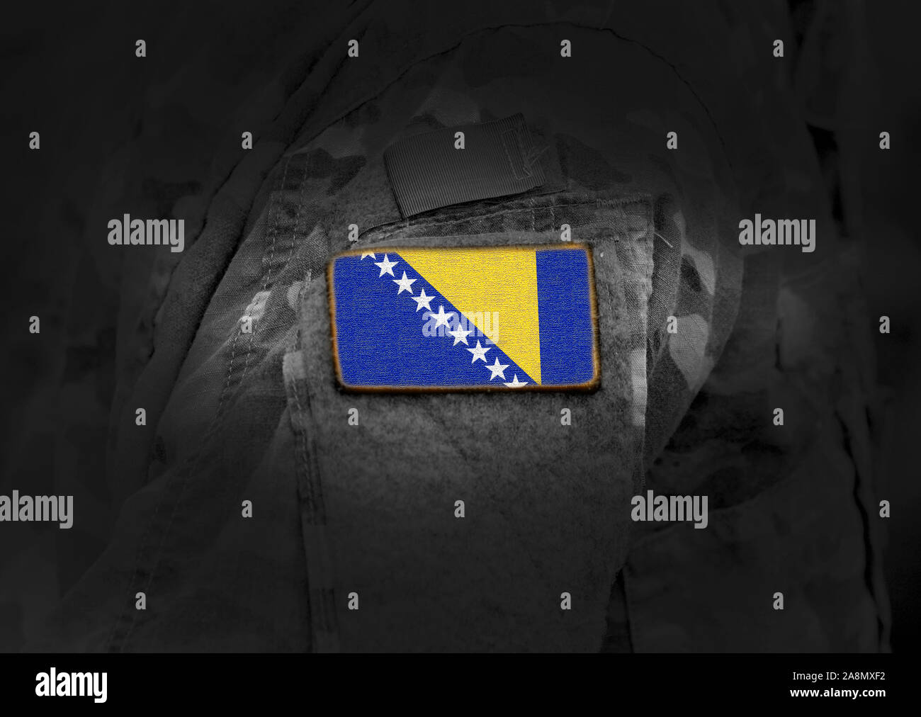 Flagge von Bosnien und Herzegowina auf der Uniform. Armee, Soldaten, Soldaten. Collage. Stockfoto