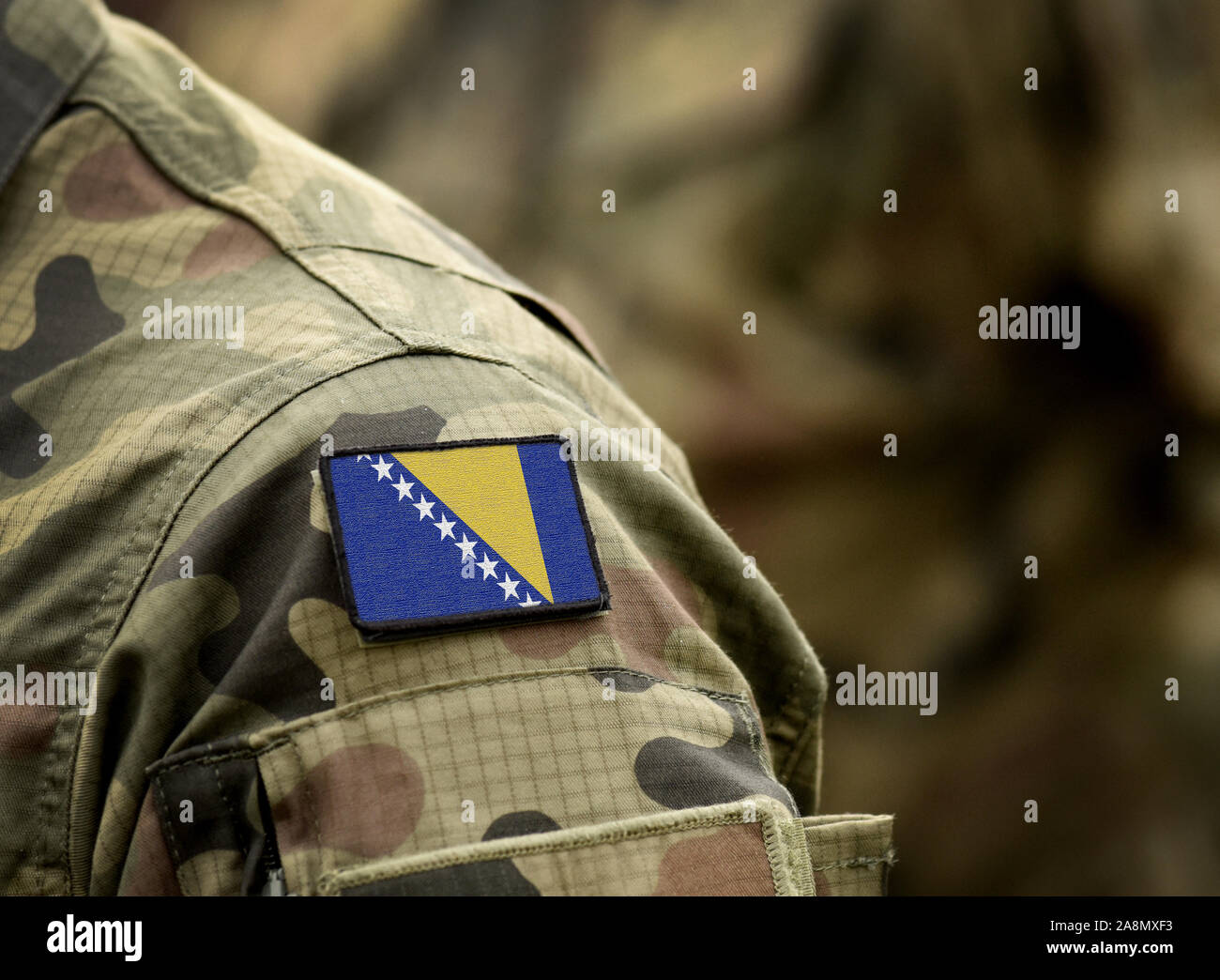 Flagge von Bosnien und Herzegowina auf der Uniform. Armee, Soldaten, Soldaten. Collage. Stockfoto
