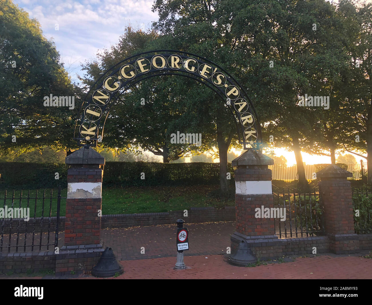 London, Großbritannien, 19. Oktober, 2018: Blick auf das eingangsschild von König George Park bei Sonnenaufgang. Stockfoto