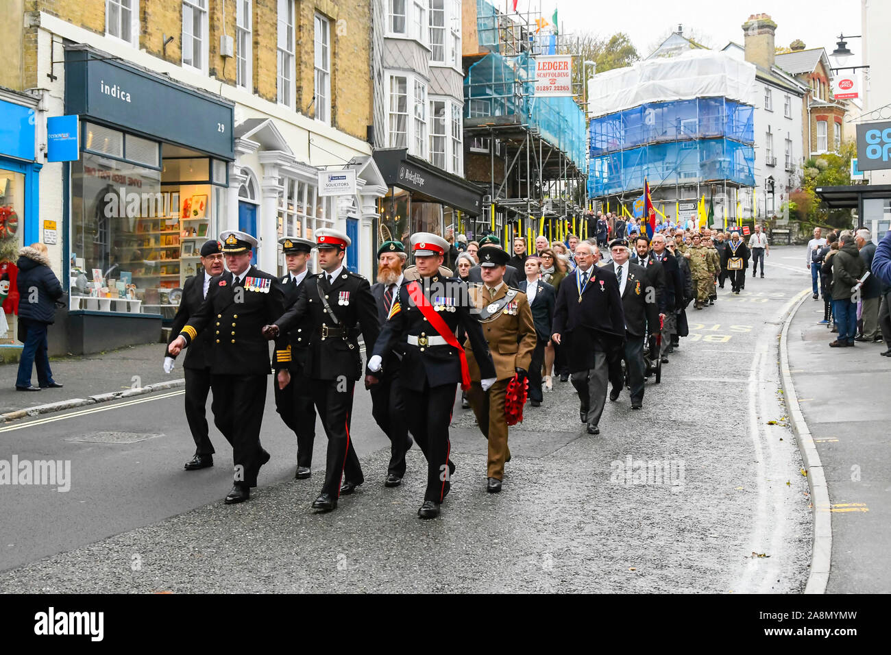 Lyme Regis, Dorset, Großbritannien. 10. November 2019. Erinnerung Sonntag Parade entlang der Broad Street in Lyme Regis in Dorset. Foto: Graham Jagd-/Alamy leben Nachrichten Stockfoto