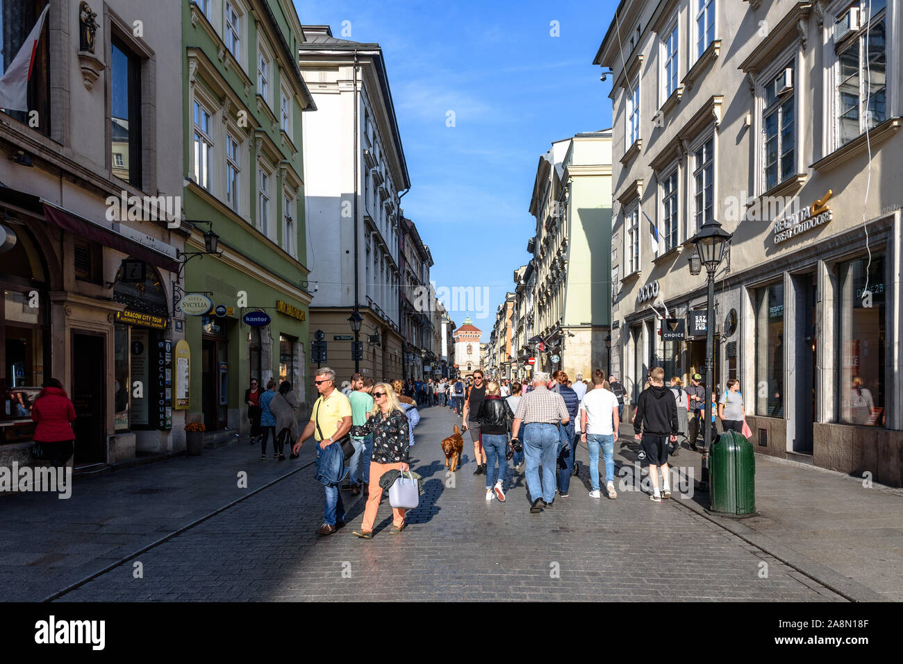 Touristen auf der Florianska Straße in der Altstadt von Krakau an einem sonnigen Herbsttag Stockfoto