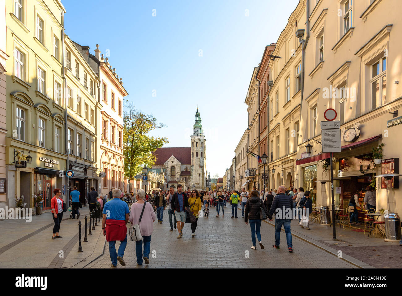 Touristen und Fußgänger auf Grodzka Straße an einem sonnigen Herbsttag in Krakau, Polen Stockfoto