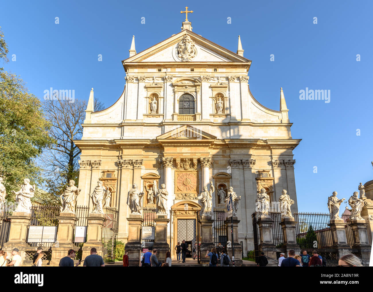 Die Heiligen Petrus und Paulus Kirche in der Altstadt von Krakau an einem sonnigen Herbsttag Stockfoto