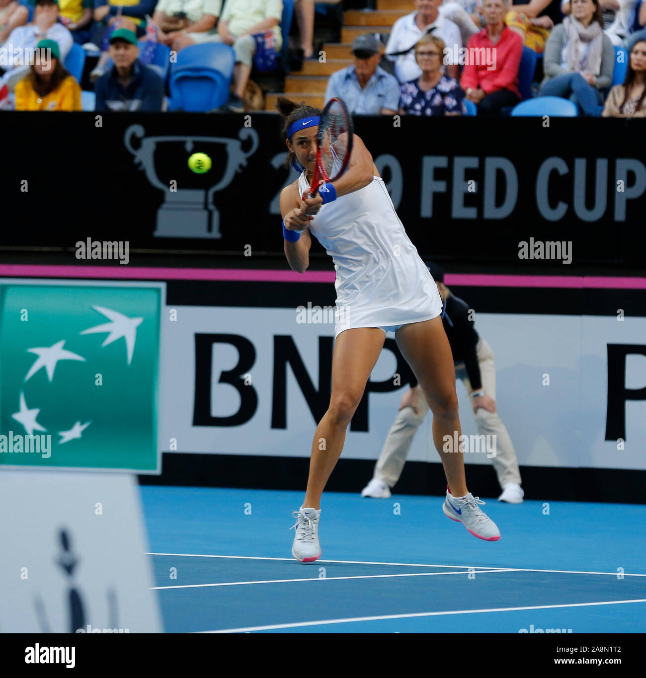 Perth, Australien. 10 Nov, 2019. 10. November 2019; RAC Arena, Perth, Western Australia, Australien; Fed Cup durch BNP Paribas Final Tennis, Australien im Vergleich zu Frankreich; Caroline Garcia von Frankreich spielt eine rückhand Rückkehr der dienen während der verdoppelt gegen Australien Credit: Aktion Plus Sport Bilder/Alamy leben Nachrichten Stockfoto