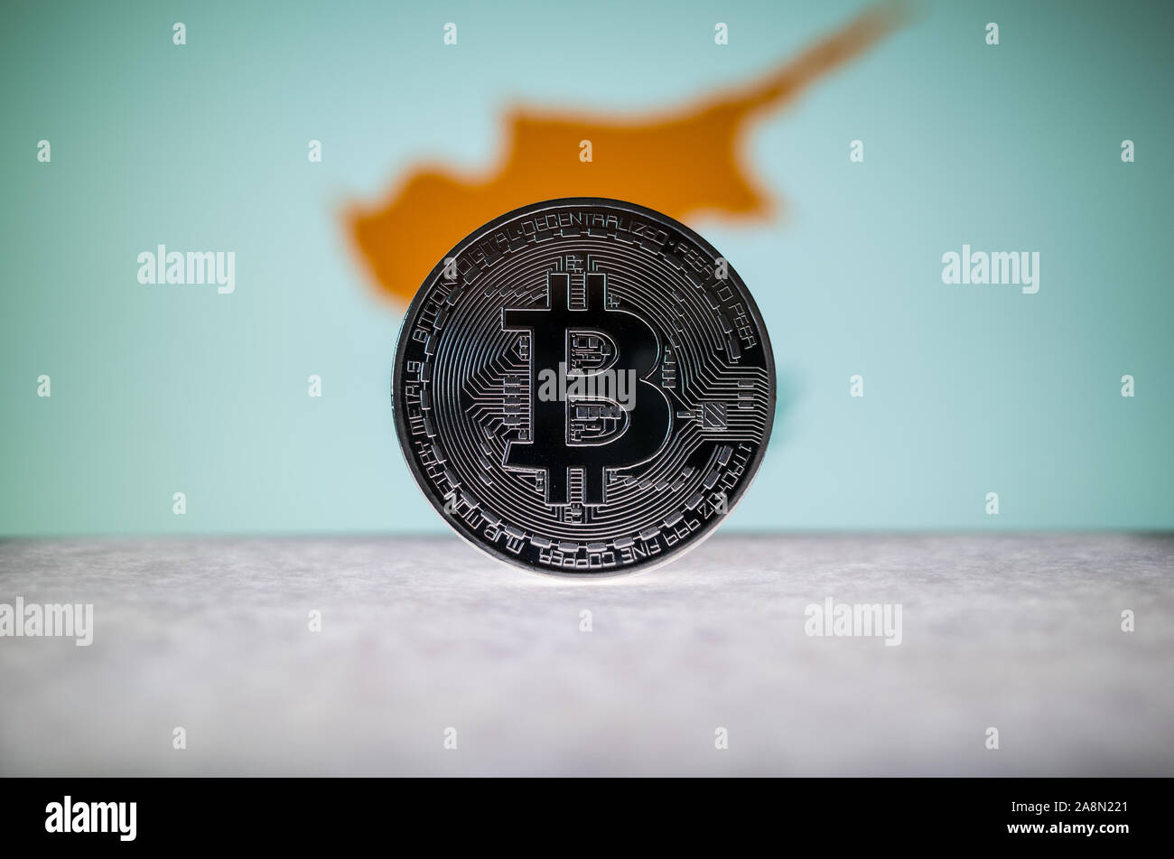 Physische silber Version von Bitcoin BTC und Zypern Flagge im Hintergrund. Konzeptionelle Bild für Investoren in cryptocurrency und Blockchain Technologie. Stockfoto