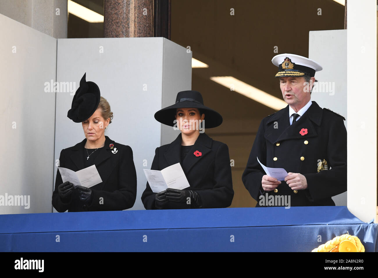 (Von links nach rechts) die Gräfin von Wessex, die Herzogin von Sussex und Vice Admiral Sir Timothy Laurence während der Erinnerung Sonntag Service am Ehrenmal Gedenkstätte in Whitehall, London. Stockfoto
