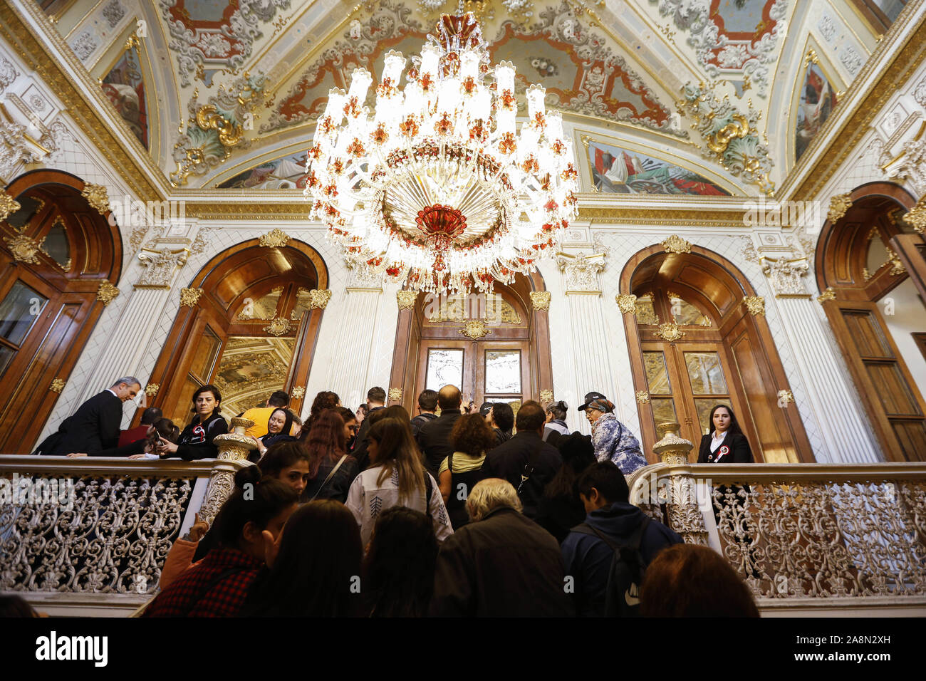 Istanbul, Türkei. 10 Nov, 2019. Menschen besuchen Dolmabahce Palast in bezug Gründer der Republik Türkei Mustafa Kemal Atatürk zu erinnern, während der 81. Jahrestag seines Untergangs in Istanbul in der Türkei am 10. November 2019. Credit: Jason Dean/ZUMA Draht/Alamy leben Nachrichten Stockfoto