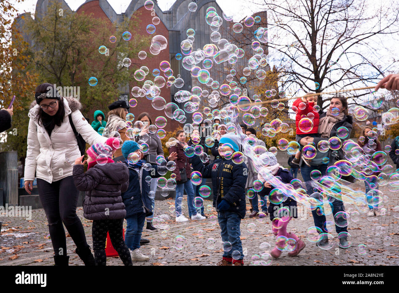 Man macht Seifenblasen am Rhein Garten im alten Teil der Stadt, Köln, Deutschland. Mann macht Seifenblasen im Rheingarten in der Altstadt, Koe Stockfoto