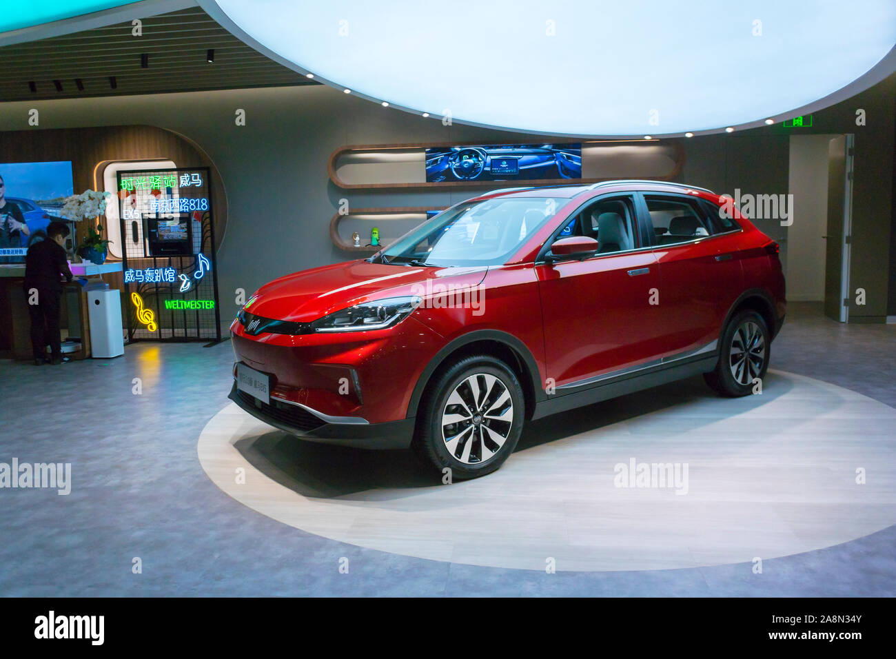 Shanghai, China, Rich Luxury Store, chinesische Elektroauto Showroom Displays, Weltmeister Marke, china Elektroauto, Seitenansicht innen, china Innovation Asien Stockfoto
