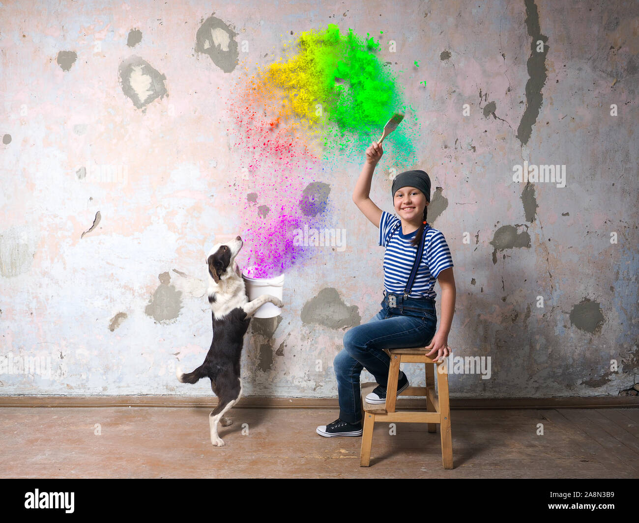 Fröhliches Kind und Hund, Regenbogen malen. Das Konzept der Reparatur, Chancen und Zukunft Stockfoto
