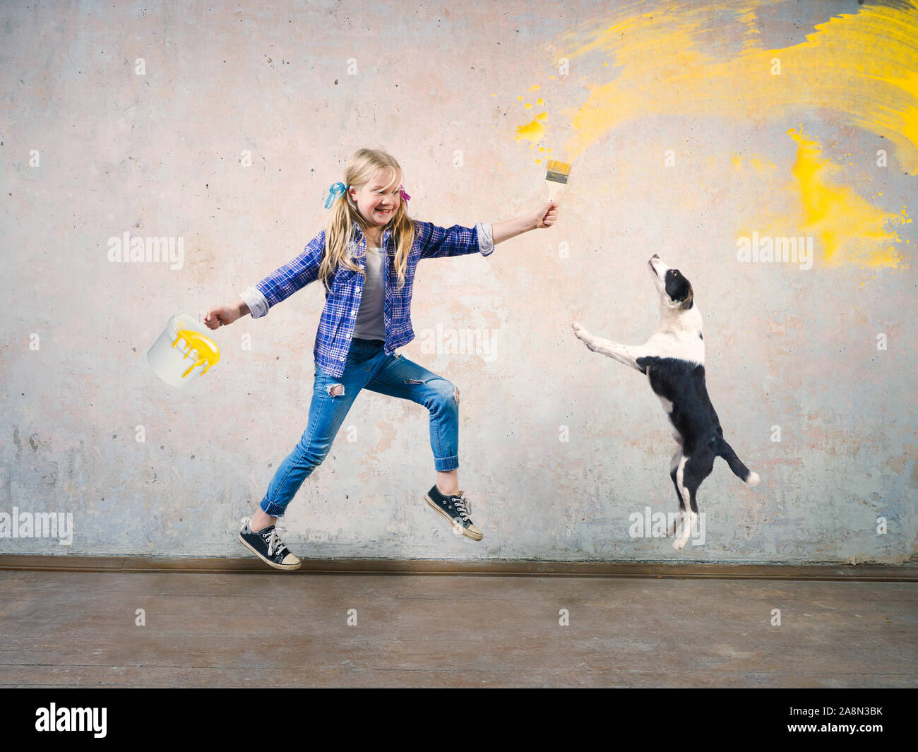 Fröhliches Kind und einem Hund mit Regenbogen malen. Das Konzept der Reparatur, Chancen und Zukunft Stockfoto