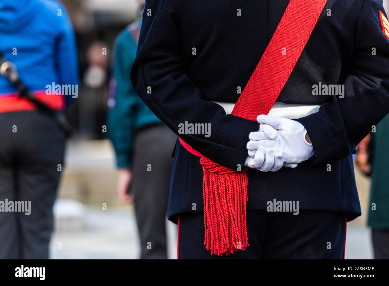 Ein Soldat steht mit seiner Hände hinter dem Rücken am Tag der Erinnerung, Armistice Day Parade im Zentrum der Stadt Stoke-on-Trent, Stockfoto