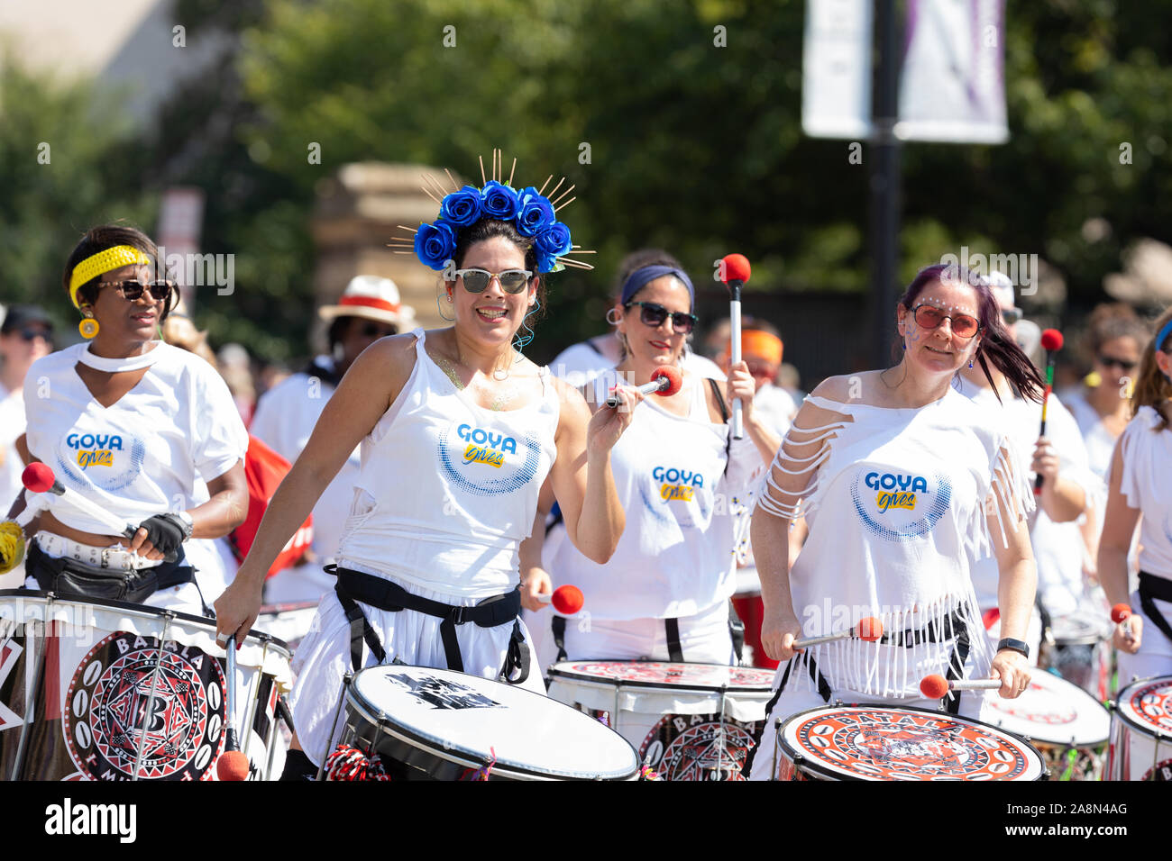 Washington DC, USA - 21. September 2019: Die Fiesta DC, Mitglieder von Batala Washington DC bei der Parade durchführen Stockfoto