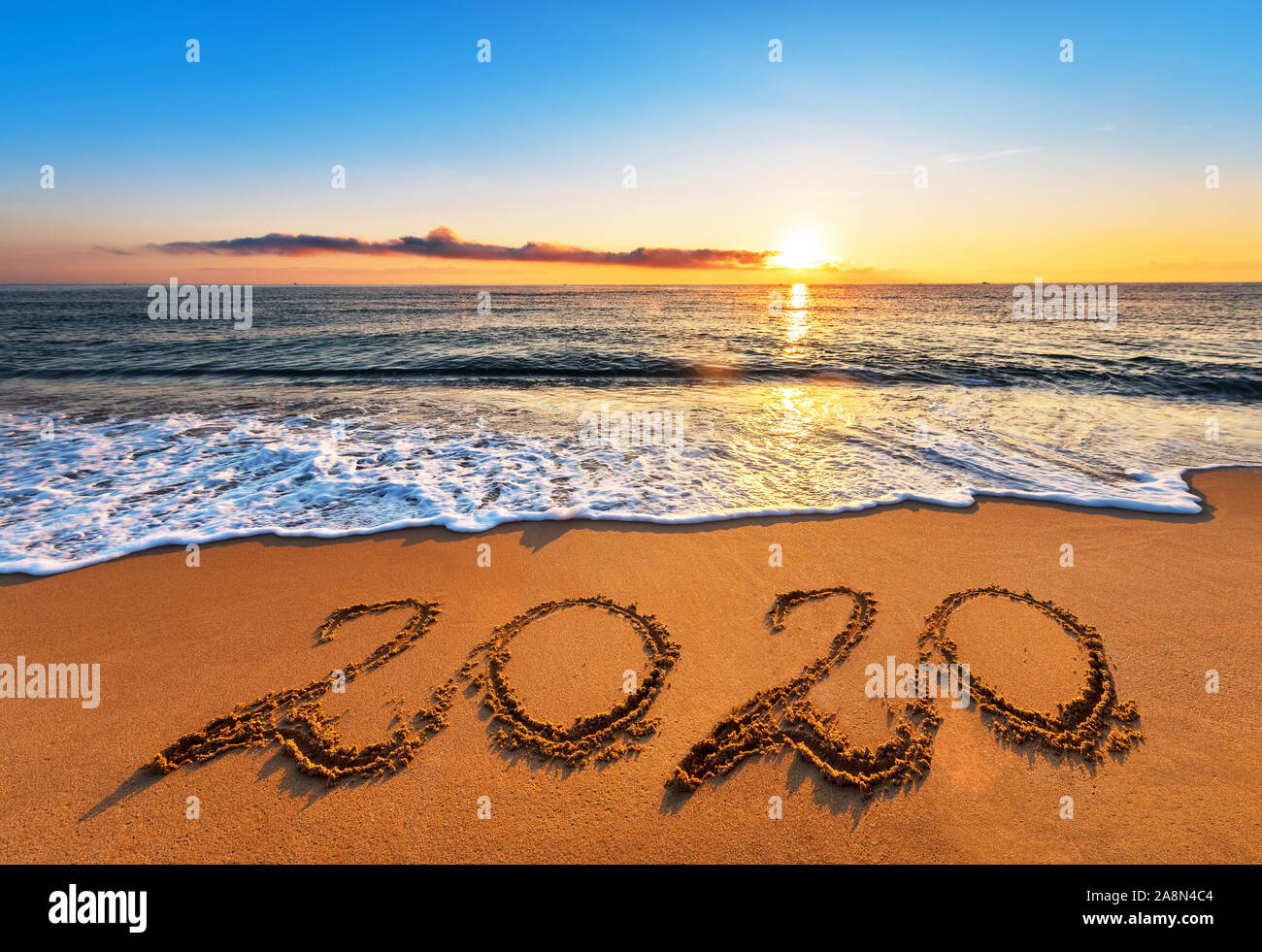Anzahl 2020 am Meer Sand bei Sonnenaufgang geschrieben. Frohes Neues Jahr 2019. Stockfoto