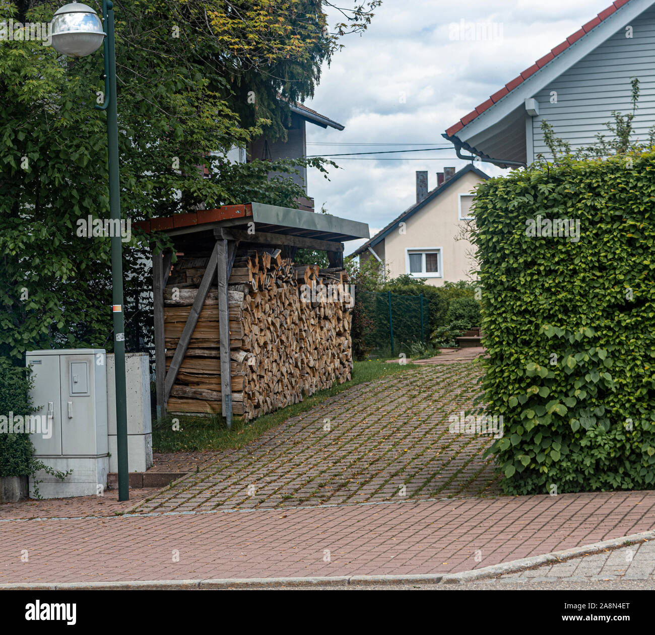 Holz stapelten sich auf dem Hof. Holz für den Winter Stockfoto