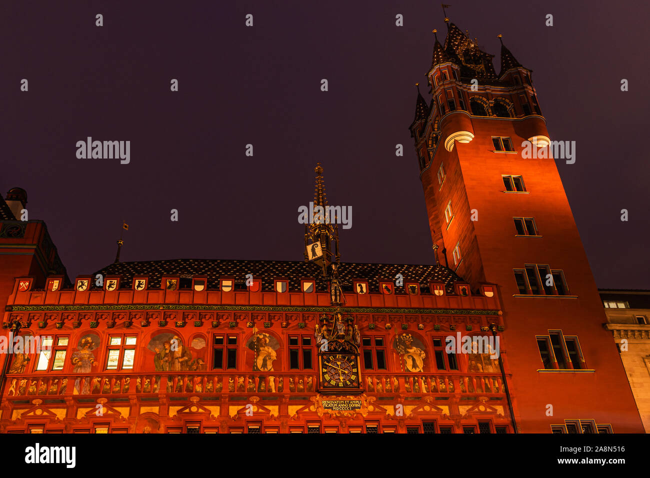 Basel Stadt Rathaus oder Rathaus Fassade bei Nacht. Scenic downtown Stadtbild, Marktplatz, Basel, Schweiz. Stockfoto