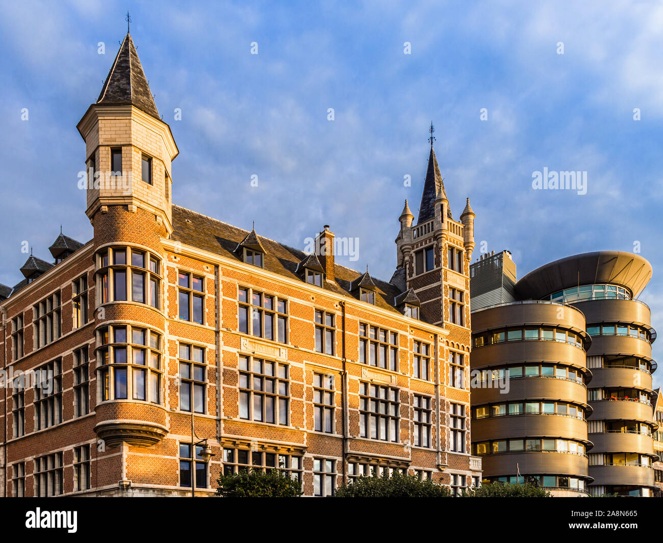 Traditionelle und moderne Gebäude - Willem Ogierplaats, Antwerpen, Belgien. Stockfoto
