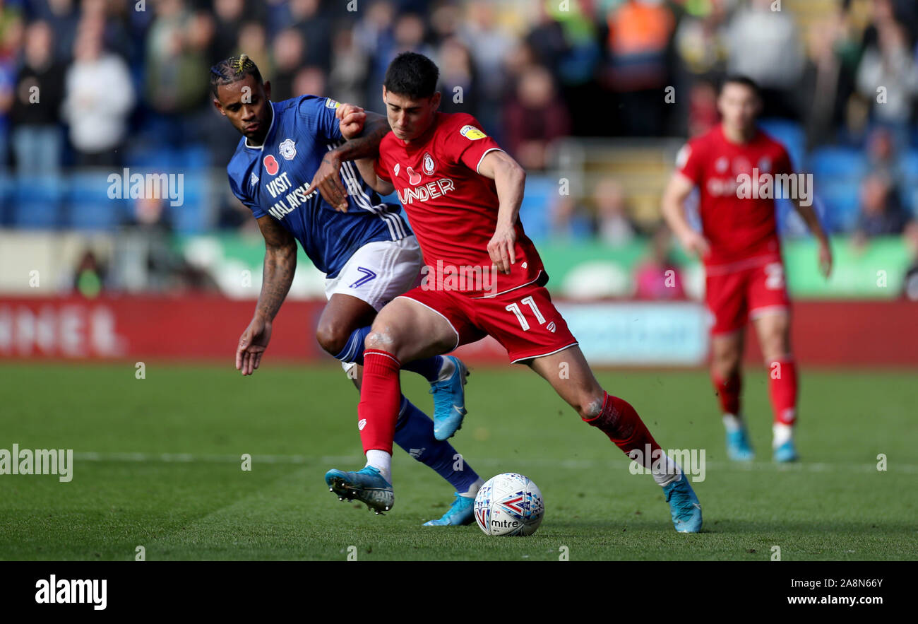 Cardiff City Leandro Bacuna in Aktion mit Bristol City Callum O'Dowda während der Sky Bet Championship Match in Cardiff City Stadium. Stockfoto