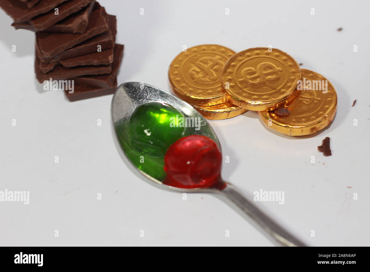 Kinder bevorzugten jelly Schokolade über einen Löffel und gold Schokolade Stockfoto