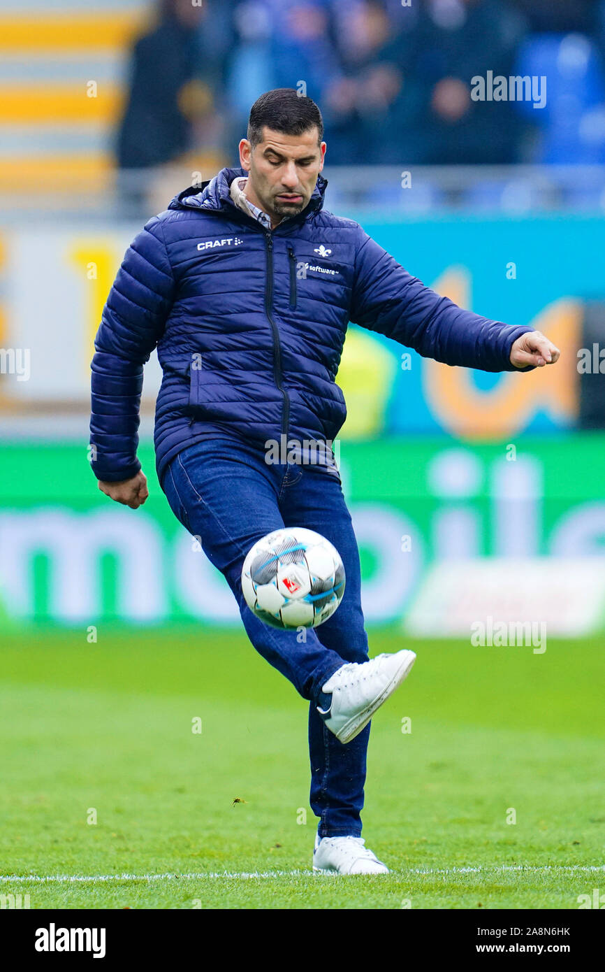 Darmstadt, Deutschland. 10 Nov, 2019. 2. Fussball Bundesliga, SV Darmstadt 98 - SSV Jahn Regensburg, 13. Spieltag, in der Merck Stadion am Böllenfalltor. Darmstadts Trainer Dimitrios GRAMMOZIS die Kugel spielt. Foto: Uwe Anspach/dpa - WICHTIGER HINWEIS: In Übereinstimmung mit den Anforderungen der DFL Deutsche Fußball Liga oder der DFB Deutscher Fußball-Bund ist es untersagt, zu verwenden oder verwendet Fotos im Stadion und/oder das Spiel in Form von Bildern und/oder Videos - wie Foto Sequenzen getroffen haben./dpa/Alamy leben Nachrichten Stockfoto