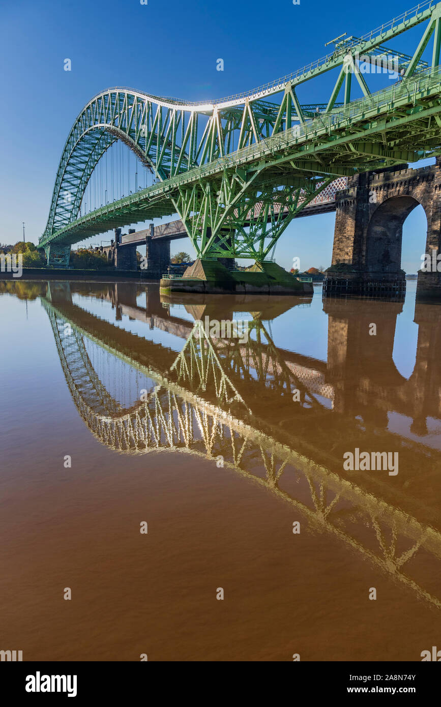 Neu restaurierten Queensway Brücke in den Fluss Mersey in Widnes wider. Stockfoto