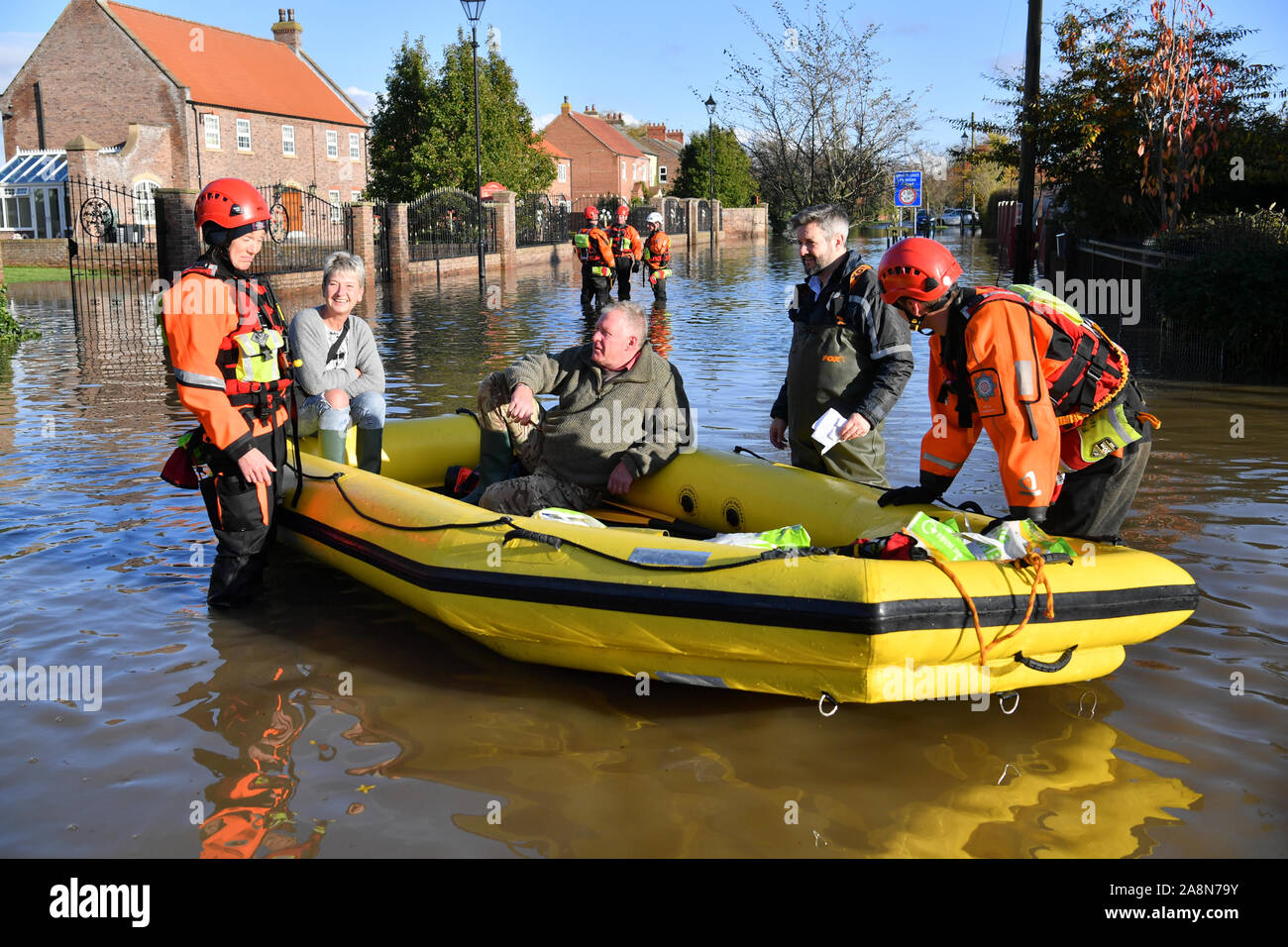 Feuerwehr und Rettungskräften den Transport Menschen durch Hochwasser zu anderen Teilen von Fishlake, Doncaster als Teile von England von einem Monat im Wert von Regen in 24 Stunden ausgehalten, mit Kerben von Menschen gerettet oder gezwungen, ihre Häuser zu verlassen. Stockfoto