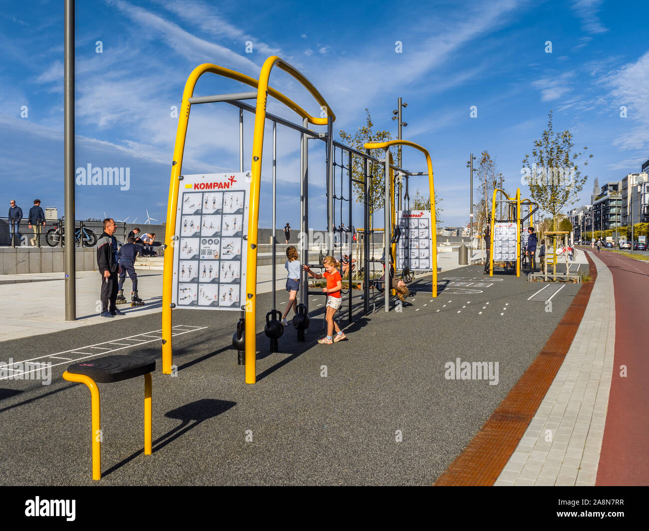 Kinder mit Bewegung/Fitness Equipment an der Promenade entlang Schelde Wasserstraße, Antwerpen, Belgien. Stockfoto