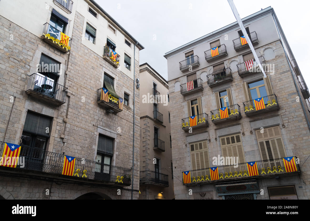 Fassaden und Häuser in Katalonien, Spanien, mit unabhängigkeitsfahnen und gelben Bändern verziert Stockfoto