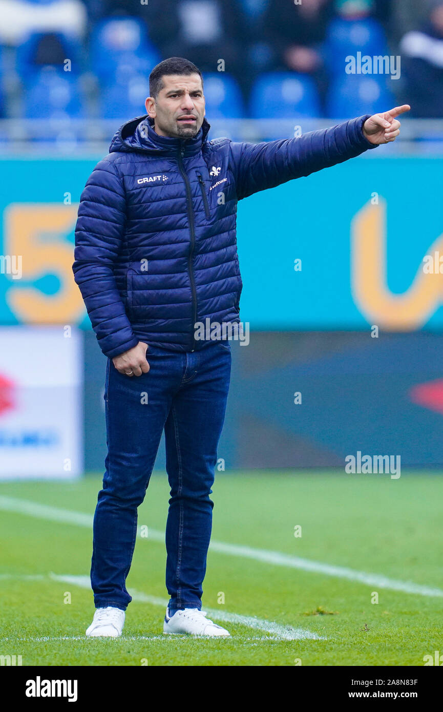 Darmstadt, Deutschland. 10 Nov, 2019. 2. Fussball Bundesliga, SV Darmstadt 98 - SSV Jahn Regensburg, 13. Spieltag, in der Merck Stadion am Böllenfalltor. Darmstadts Trainer Dimitrios GRAMMOZIS gestikulierte. Foto: Uwe Anspach/dpa - WICHTIGER HINWEIS: In Übereinstimmung mit den Anforderungen der DFL Deutsche Fußball Liga oder der DFB Deutscher Fußball-Bund ist es untersagt, zu verwenden oder verwendet Fotos im Stadion und/oder das Spiel in Form von Bildern und/oder Videos - wie Foto Sequenzen getroffen haben./dpa/Alamy leben Nachrichten Stockfoto