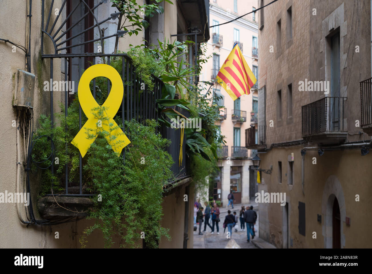 Fassaden und Häuser in Katalonien, Spanien, mit unabhängigkeitsfahnen und gelben Bändern verziert Stockfoto
