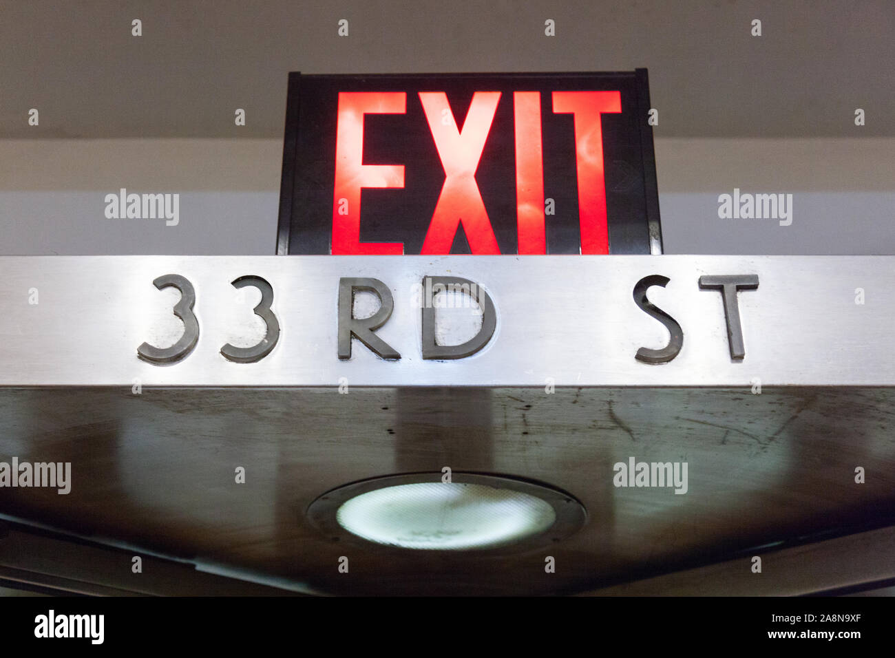 Ausfahrt auf die 33. Straße, das Hotel Pennsylvania, 7th Avenue, New York City, Vereinigte Staaten von Amerika. Stockfoto