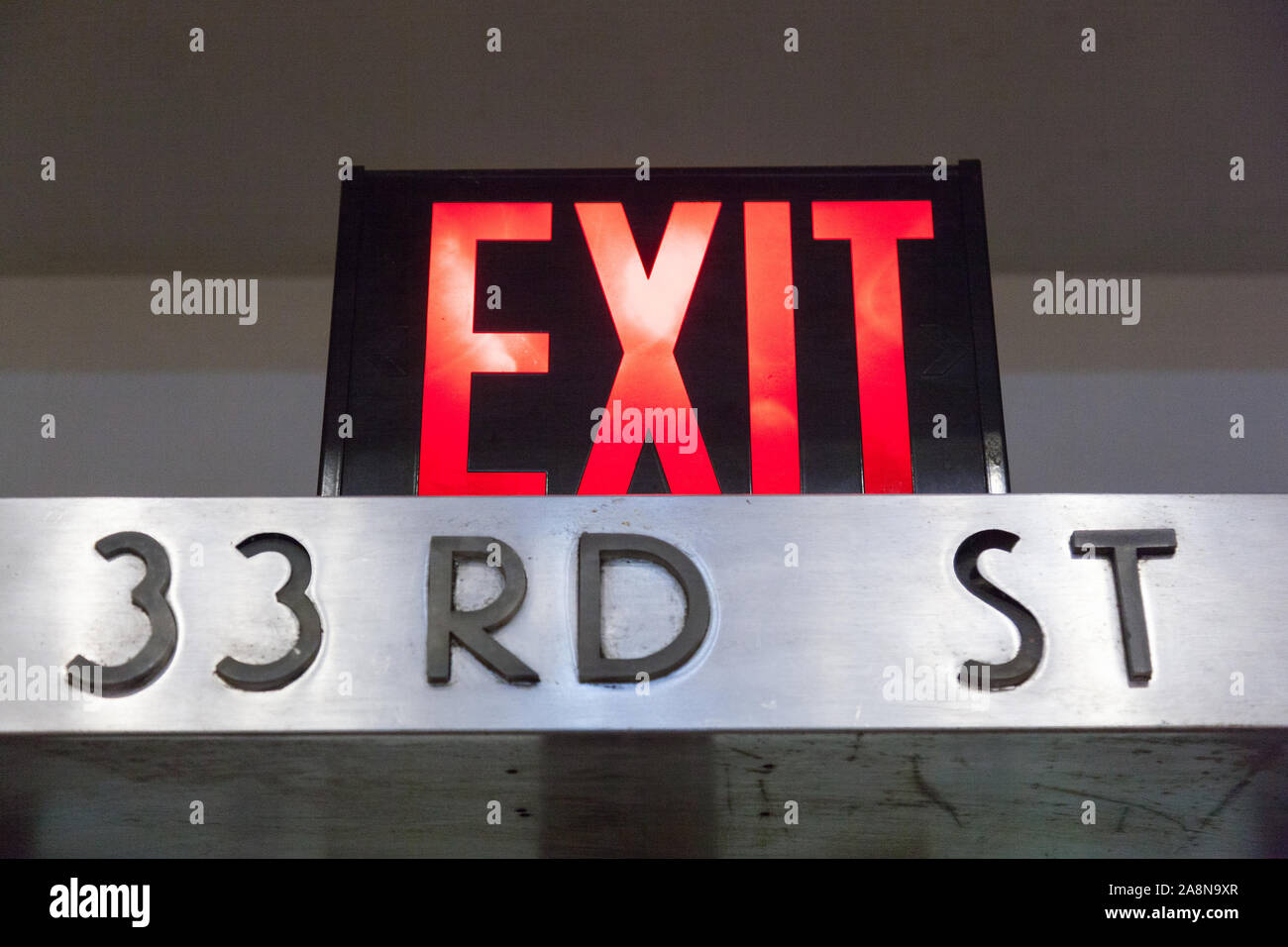 Ausfahrt auf die 33. Straße, das Hotel Pennsylvania, 7th Avenue, New York City, Vereinigte Staaten von Amerika. Stockfoto