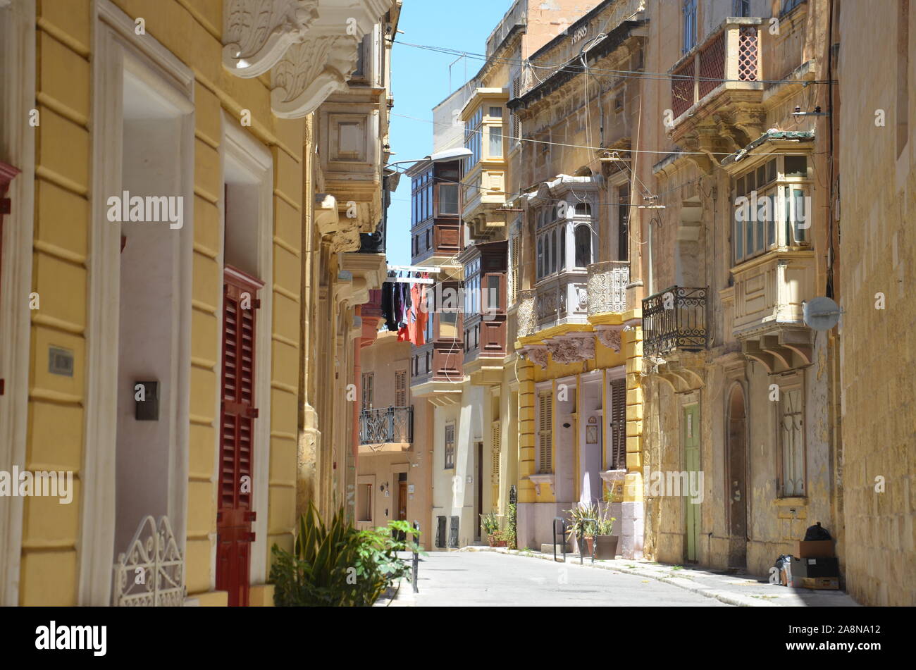 Straßen von Birgu (Vittoriosa) mit traditionellen maltesischen Balkone Stockfoto