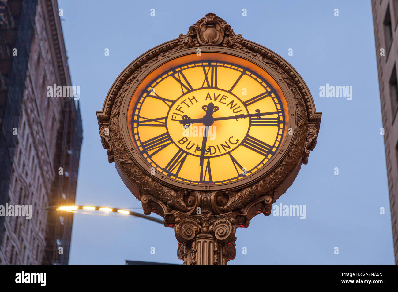 Fifth Avenue Golden Street, New York City, Vereinigte Staaten von Amerika. Stockfoto