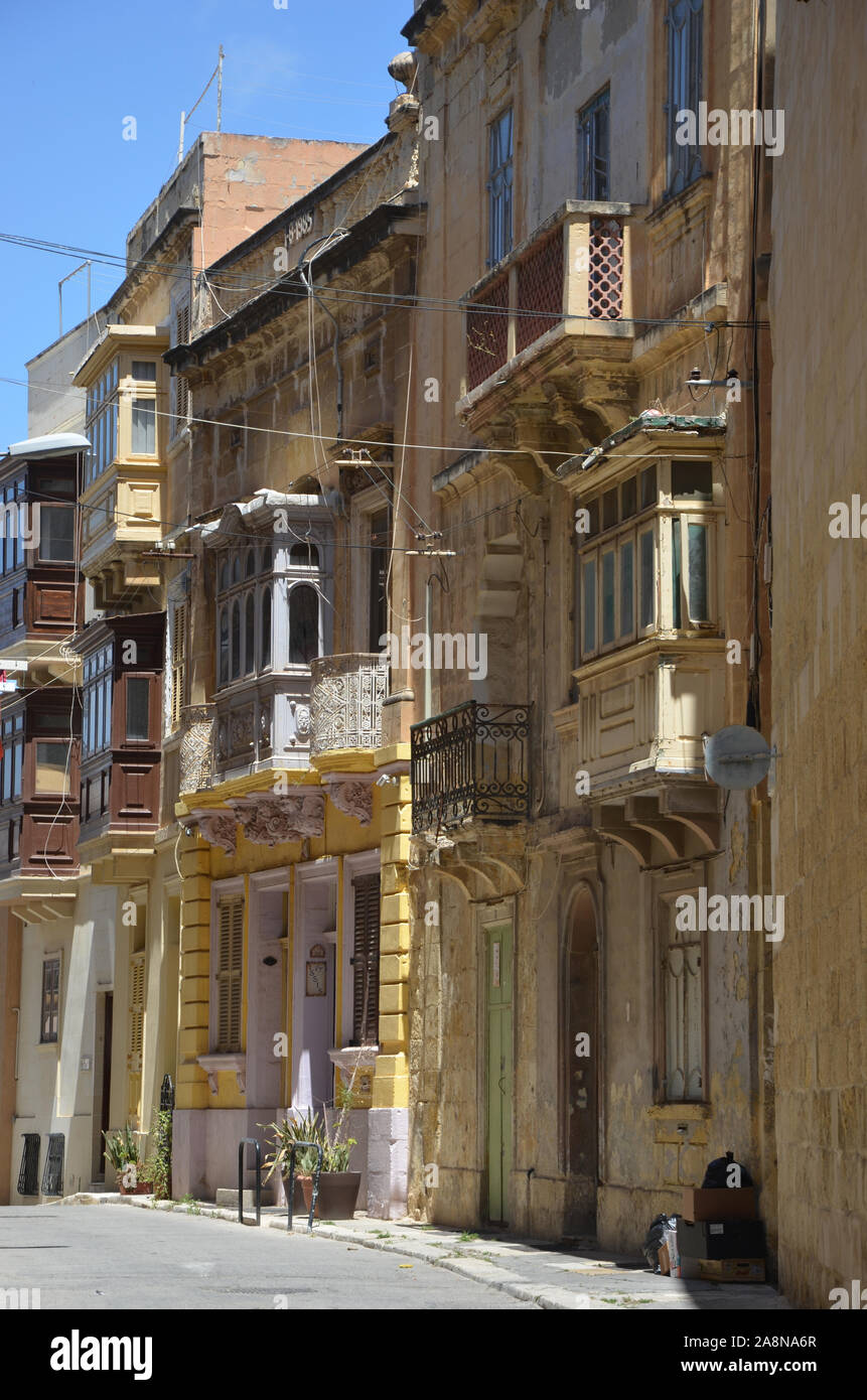Straßen von Birgu (Vittoriosa) mit traditionellen maltesischen Balkone Stockfoto
