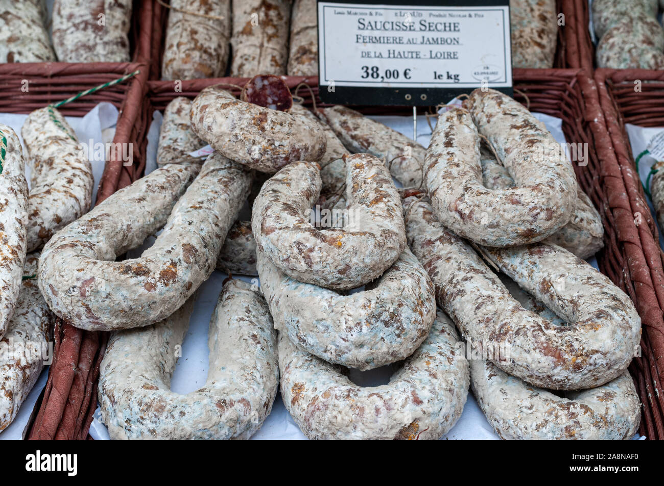 Getrockneten französischen Würstchen oder saucisson onoutdoor französischen Marktstand, Provence, Frankreich. Stockfoto