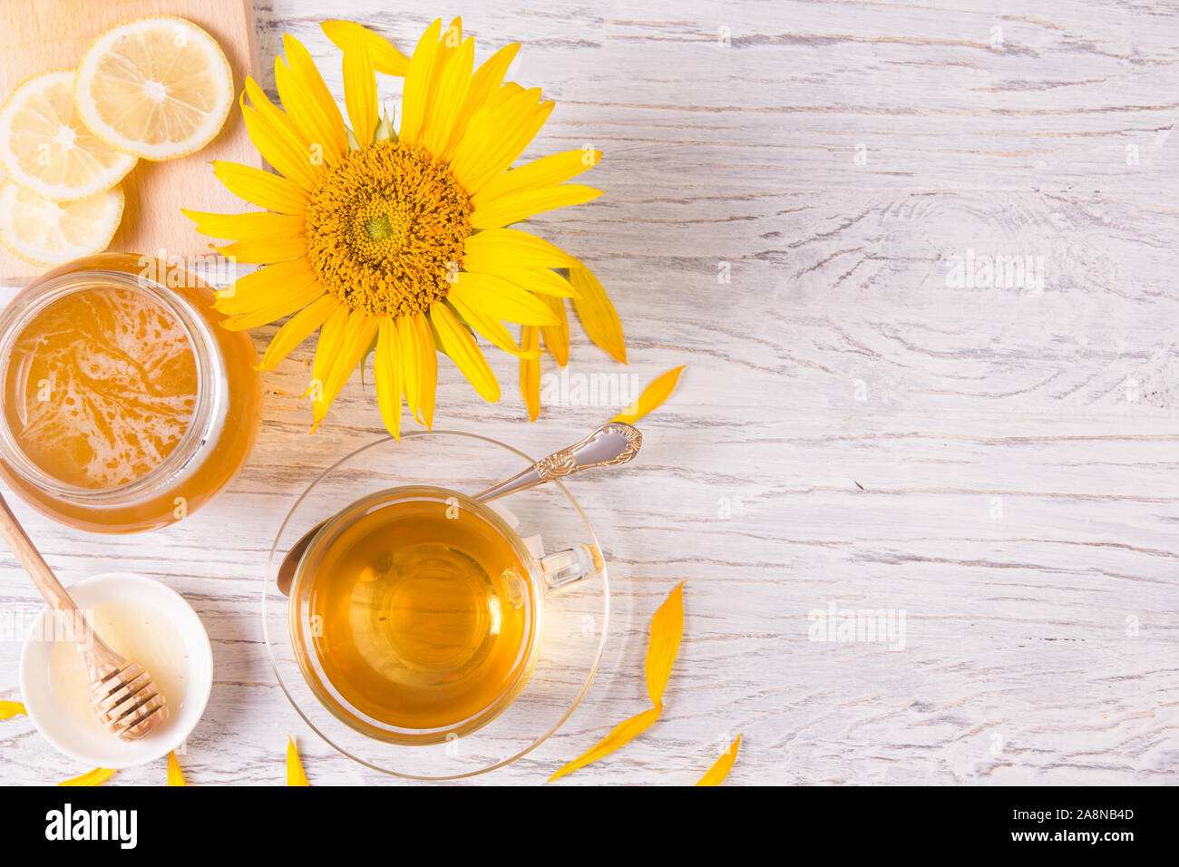 Flach Fotografie von Honig Konzept mit Sonnenblumen Stockfoto