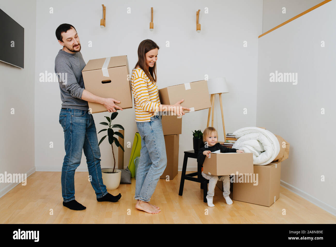 Familie Boxen an einem Stapel tragen, sie sind in Bewegung, die aus einer  alten Wohnung Stockfotografie - Alamy