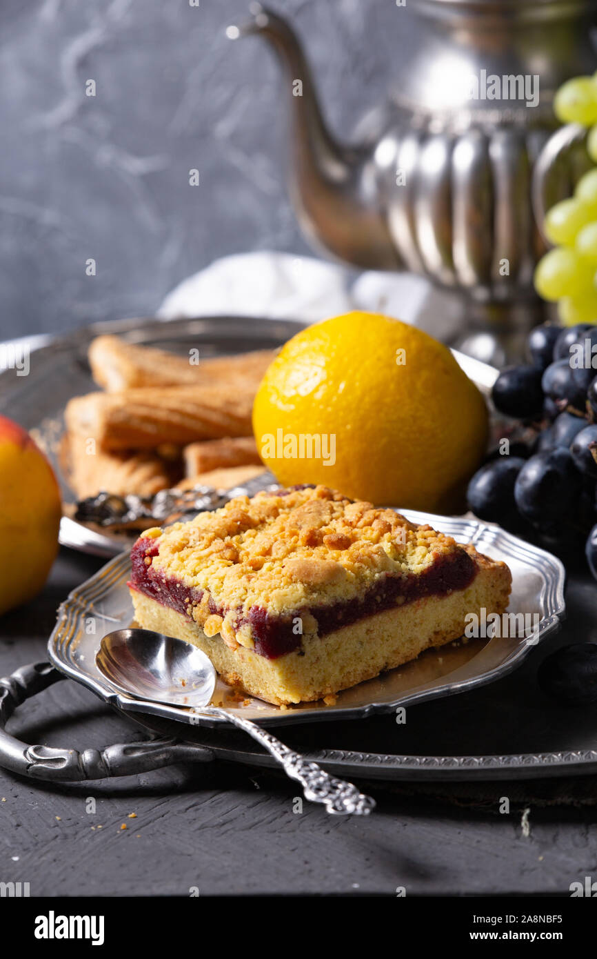 Stillleben mit Vintage Silber, Obst und Süßigkeiten Stockfoto