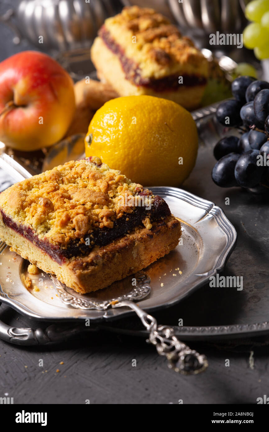 Stillleben mit Vintage Silber, Obst und Süßigkeiten Stockfoto