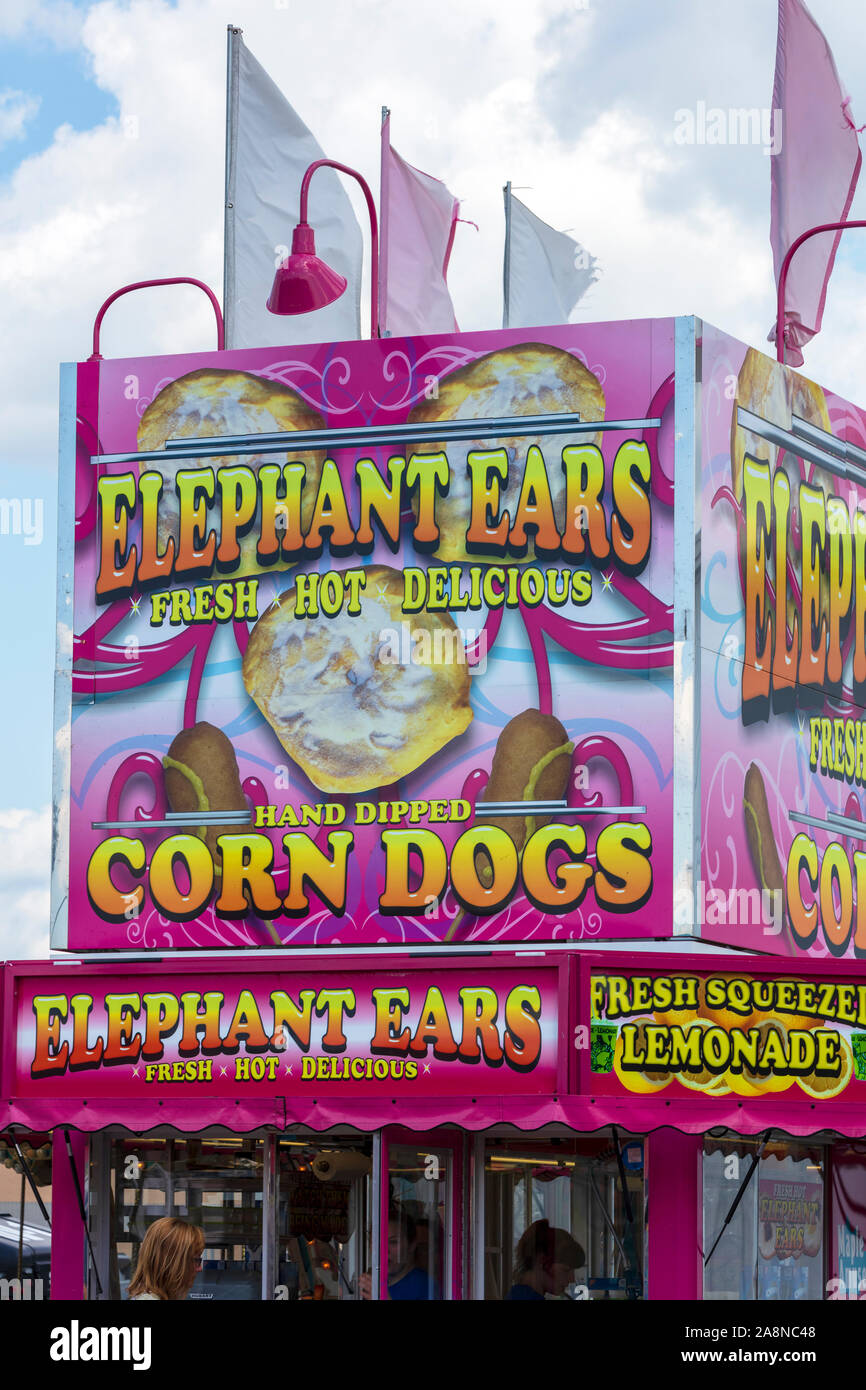 Elefant Ohren, Fast food Zeichen an Karneval, Vereinigte Staaten von Amerika, von James D Coppinger/Dembinsky Foto Assoc Stockfoto